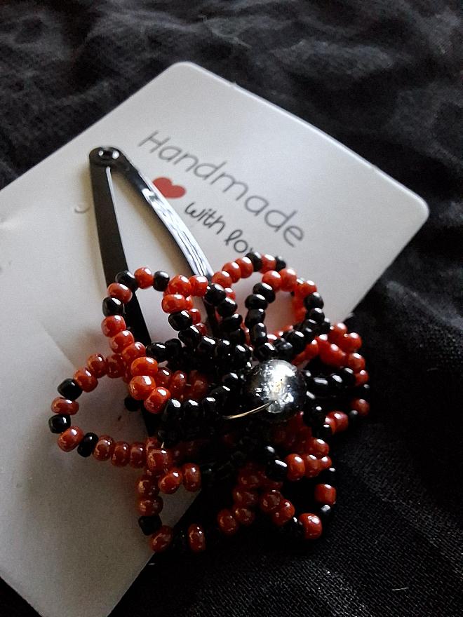 haarclip roodzwarte bloem