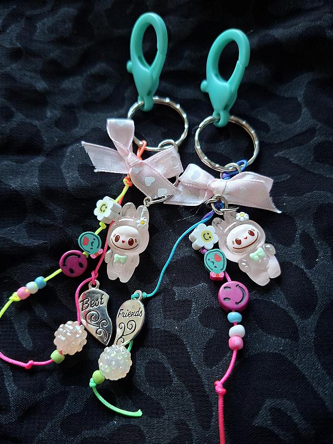 bff labubu hangers roze