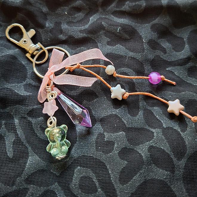 hanger beertje en paarse diamant